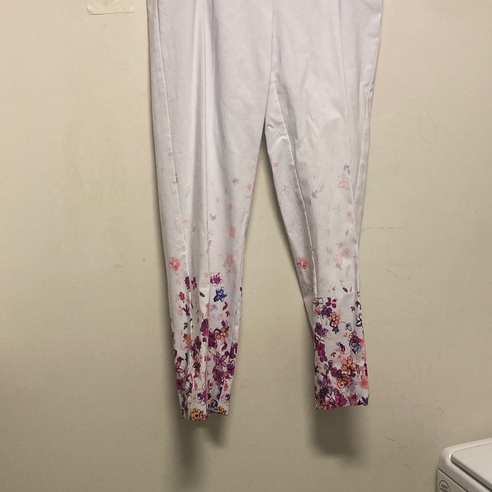 NEW DIRECTION/Floral White ladies pull on pants. No pockets.
